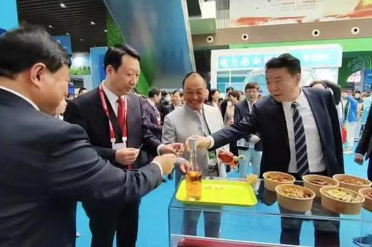 鹿血肽酒惊现菜博会 深受领导嘉宾好评